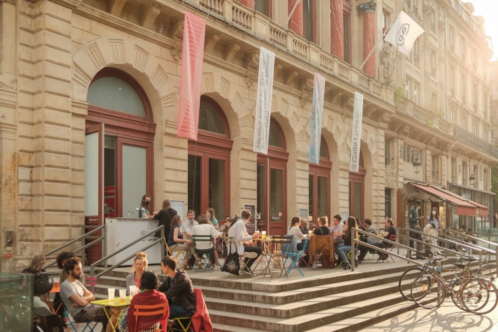 La Gaîté Lyrique, ancien théâtre transformé en centre culturel, est un lieu emblématique de Paris où se mêlent musique, arts numériques et expériences immersives, offrant une programmation avant-gardiste dans un cadre historique magnifique.