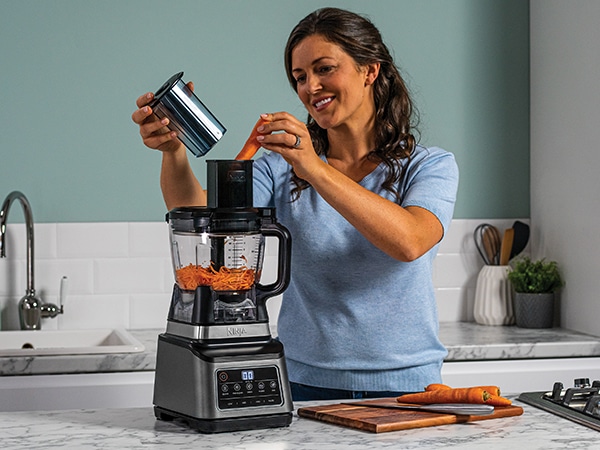 Code promo Ninja robots de cuisine CASESN10 permettant d'obtenir -10% de réduction sur toute la gamme de robots de cuisine Ninja disponibles sur sharkninja.fr, dont le robot de cuisine 3-en-1 BN800EU 850 W avec bol 2,1 L et technologie Auto-iQ à 89,99€ au lieu de 199,99€ soit -55% en cumulant la promotion en cours et le code, le blender intelligent et robot Detect TB401EU 1200 W à 224,99€, le mini hachoir et mixeur Express Chop NJ1002EUBK 400 ml à 35,99€ et l'extracteur de jus à froid NeverClog JC151EU avec technologie anti-colmatage pour les fruits fibreux à 107,99€ au lieu de 139,99€, code cumulable avec toutes les promotions en cours sur le site officiel Ninja