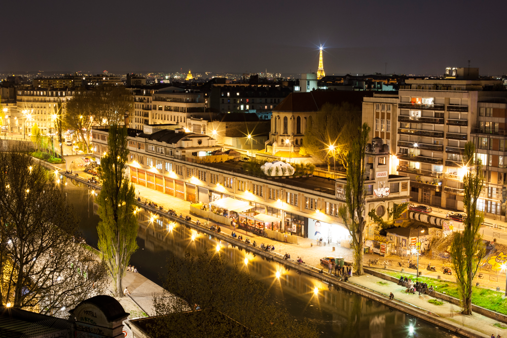 Le Point Éphémère, situé le long du canal Saint-Martin, est un lieu incontournable de la scène alternative parisienne, proposant des concerts, des expositions d'art contemporain et une atmosphère conviviale et décontractée.