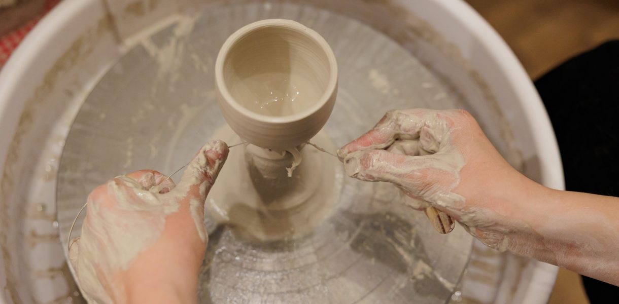 Wecandoo réinvente la céramique en proposant des ateliers enrichissants pour tous les niveaux.