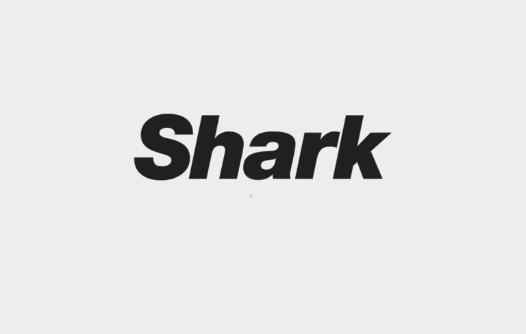 large visuel présentant la gamme complète des produits Shark Clean et Shark Beauty avec un aspirateur balai sans fil Shark Clean, un robot aspirateur, un sèche-cheveux Shark FlexStyle, une brosse coiffante, et un ventilateur FlexBreeze posés sur un sol moderne et lumineux, montrant la diversité et la performance des appareils Shark Clean France avec des options innovantes et un design élégant pour l’entretien de la maison et le soin des cheveux
