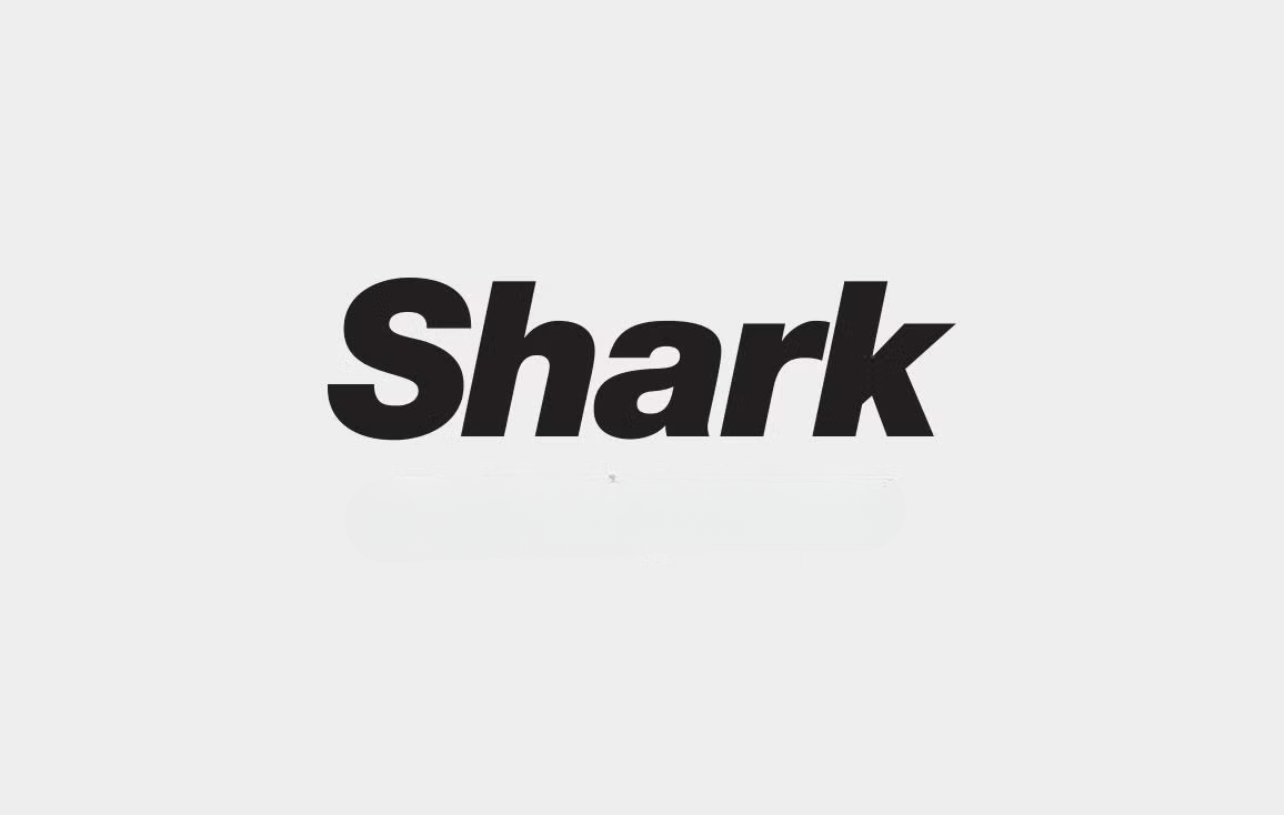 large visuel présentant la gamme complète des produits Shark Clean et Shark Beauty avec un aspirateur balai sans fil Shark Clean, un robot aspirateur, un sèche-cheveux Shark FlexStyle, une brosse coiffante, et un ventilateur FlexBreeze posés sur un sol moderne et lumineux, montrant la diversité et la performance des appareils Shark Clean France avec des options innovantes et un design élégant pour l’entretien de la maison et le soin des cheveux