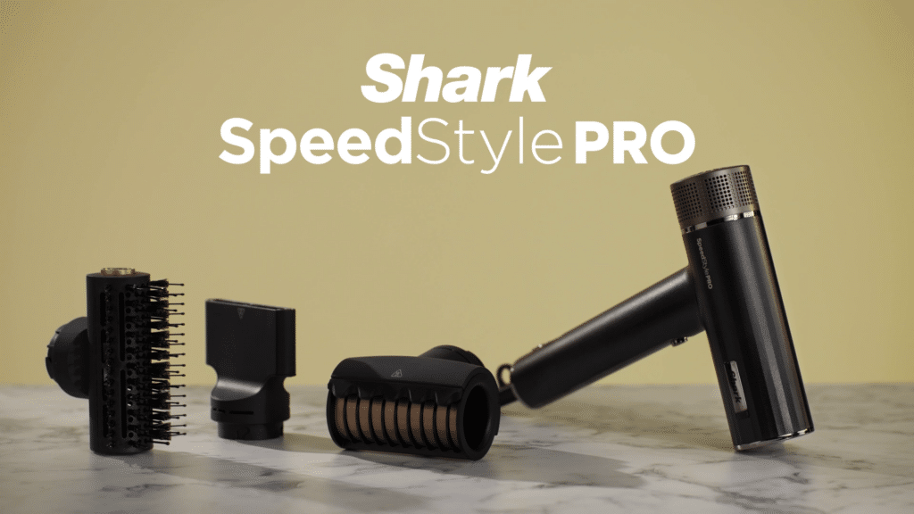 photo du SHARK SPEEDSTYLE PRO et de ses cinq accessoires étalés sur mon lit pour illustrer le brushing complet