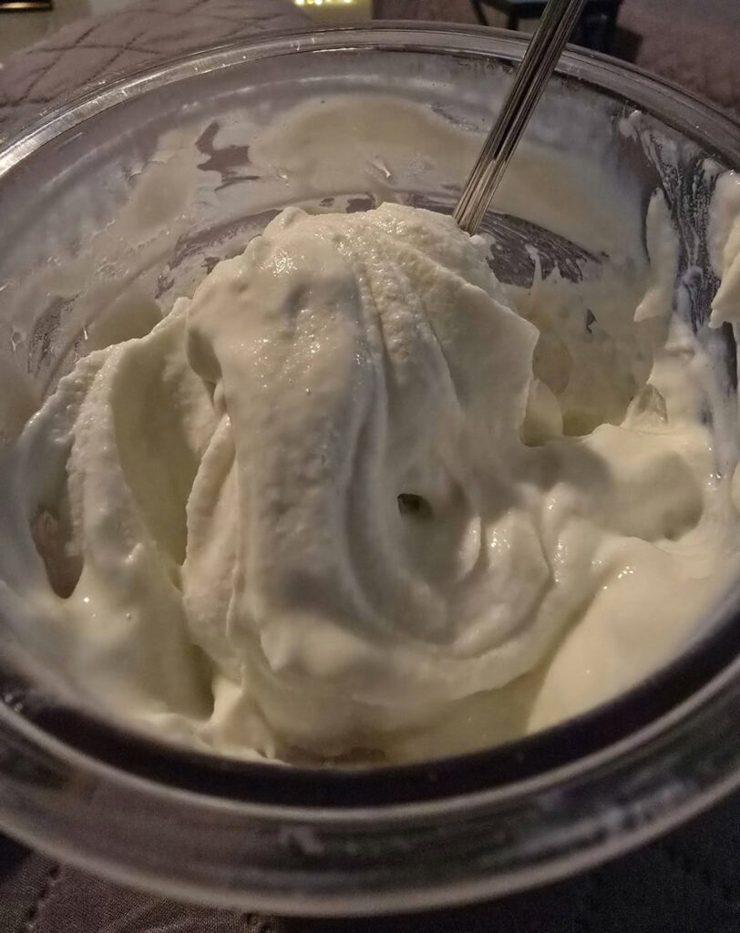 machine à glace Ninja Creami sur un plan de travail illustrant l’appareil utilisé pour faire des glaces maison