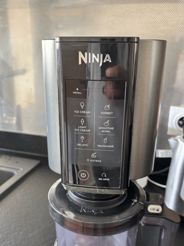 Panneau de commandes du Ninja Creami montrant les programmes crème glacée, sorbet, milkshake et smoothie bowl