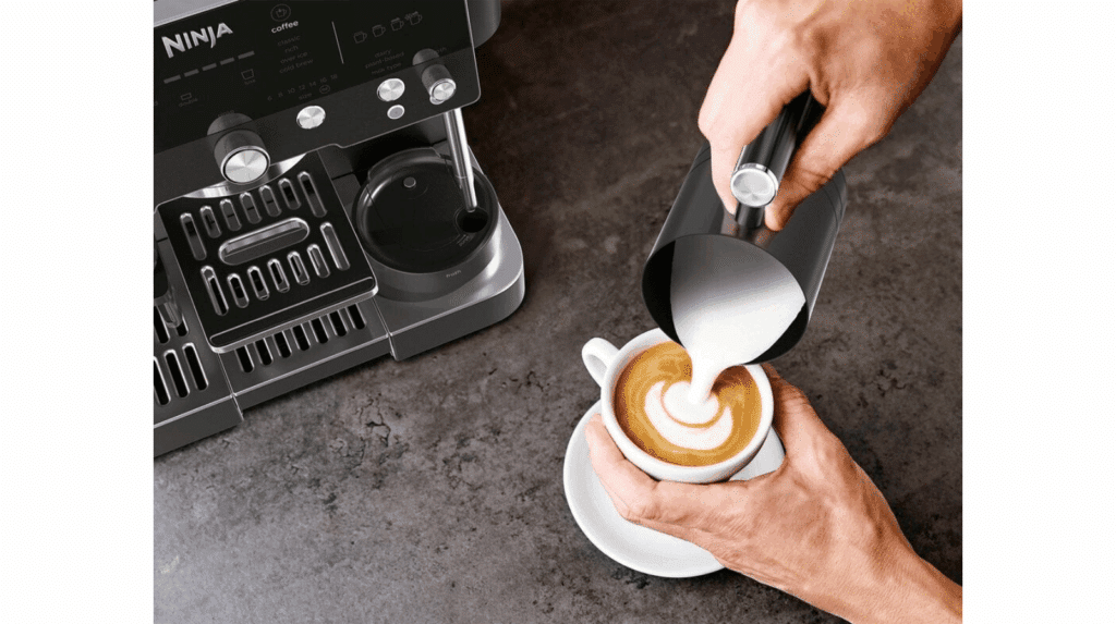 Pichet en acier inoxydable de la Ninja Luxe Café Premier produisant une mousse de lait fine pour un latte