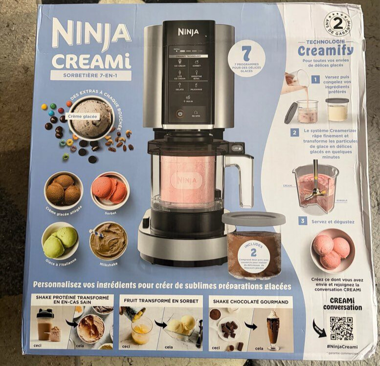 Contenu de la boîte du Ninja Creami avec la machine, les pots de préparation et les couvercles de rangement