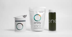 Idée cadeau de Noël ou d’anniversaire pour homme actif : coffret Onely Cuure posé sur une table avec flacon blanc et gélules naturelles, ambiance lumineuse et moderne, cadeau bien-être et vitalité pour soutenir énergie et concentration au quotidien.