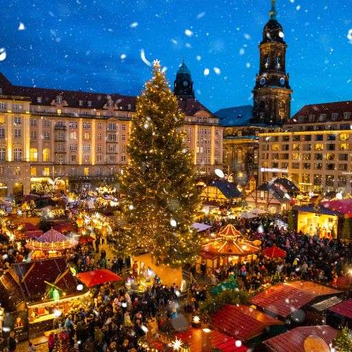 Un marché de Noël européen illuminé avec des chalets en bois, des décorations festives et des visiteurs achetant des cadeaux artisanaux, mélangeant tradition et commerce. 