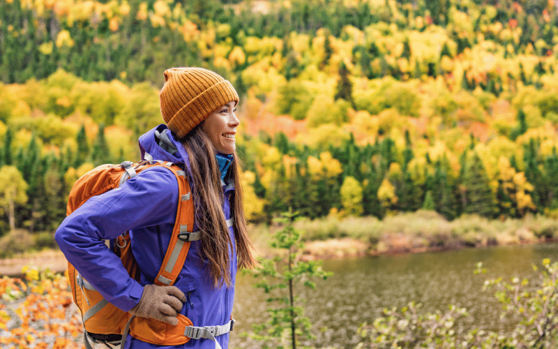 femme heureuse qui fête son anniversaire dans la nature, la nature est son cadeau