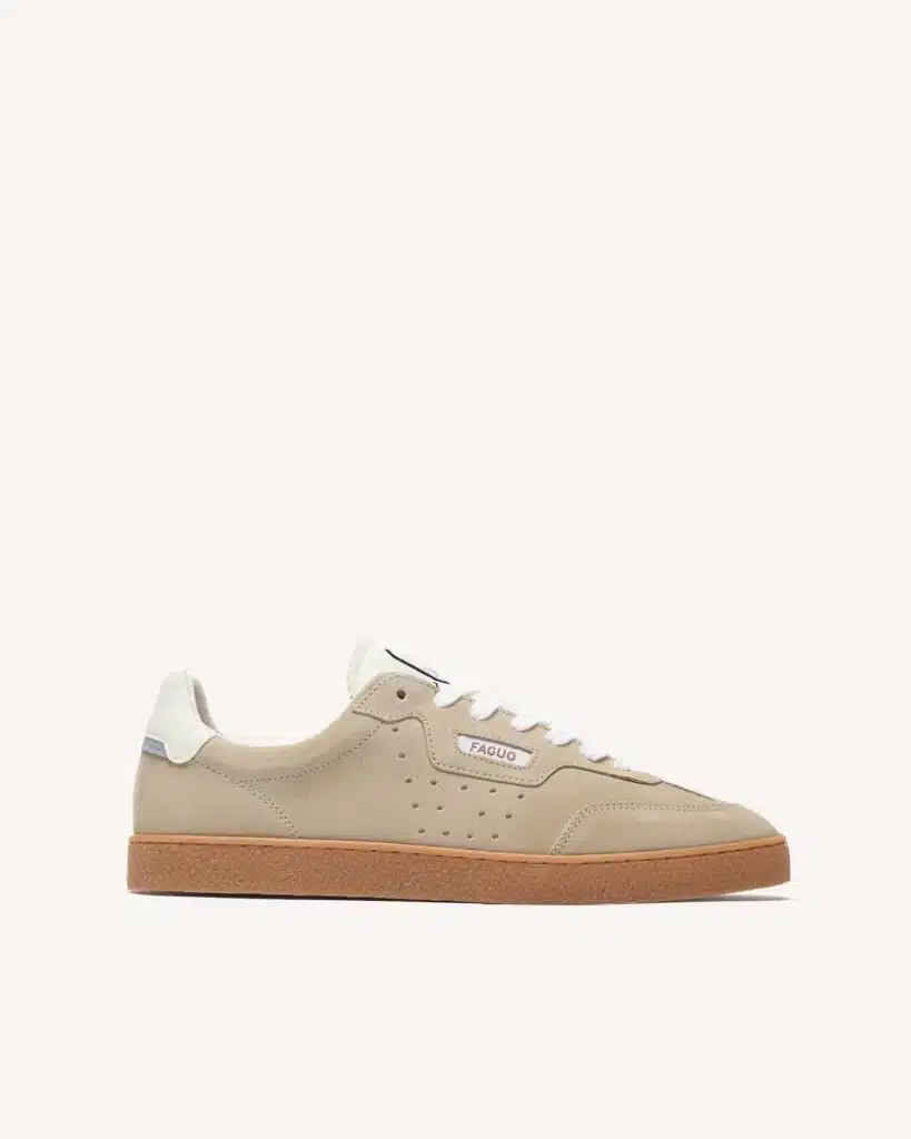 Le cuir suède beige de cette paire prend la lumière différemment selon l'angle, presque doré le matin, plus mat en fin de journée. C'est le genre de détail qu'on ne voit que si on la porte au quotidien.
