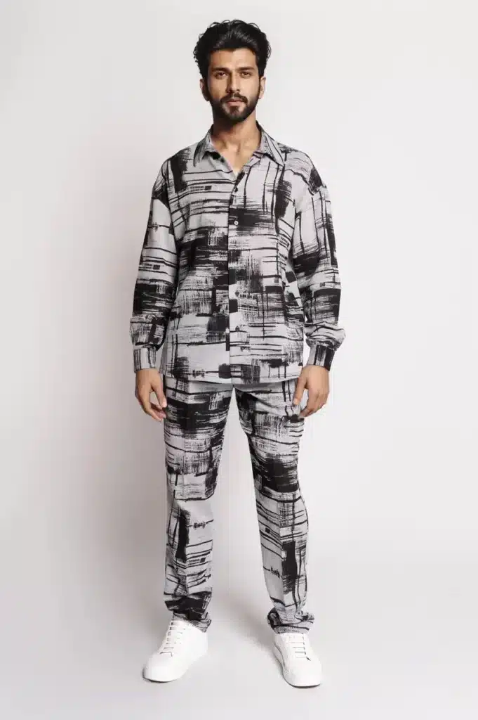 Le lin pur se froisse plus vite qu'un mélange synthétique, un détail que certains détestent et que d'autres recherchent justement pour l'aspect vécu qu'il donne à une chemise.