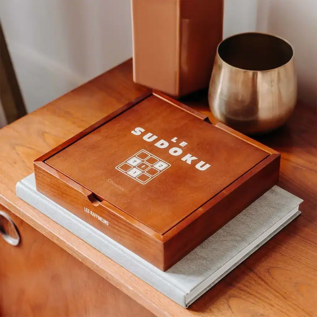 Objets déco, accessoires de bureau, kits apéro ou couteaux de chef se croisent dans ce catalogue pensé spécifiquement pour dénicher un cadeau qui sort de l'ordinaire.
