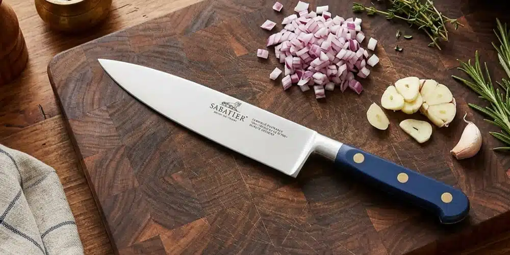 Un couteau mal équilibré fatigue le poignet après dix minutes de découpe, un détail que seul celui qui cuisine tous les soirs finit par sentir.