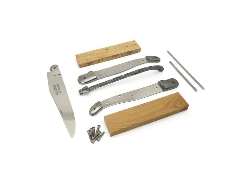 Le kit fournit toutes les pièces détachées, du ressort à l'abeille forgée, avec une notice pas à pas pour un montage qui prend une bonne heure.