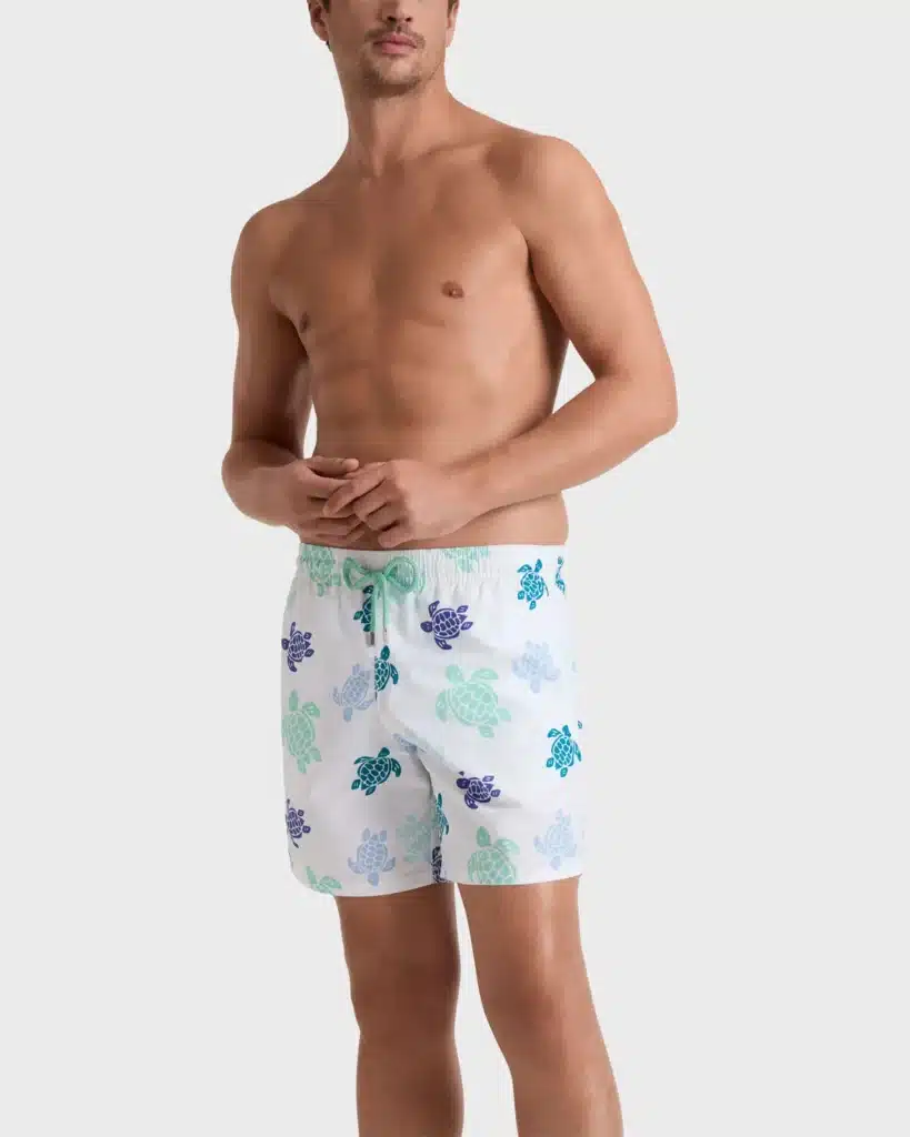 Les deux œillets à l'arrière de ce short de bain évitent l'effet montgolfière qui gâche la plupart des maillots dès la première vague, un détail que seul un homme qui a déjà nagé avec un mauvais short remarque.