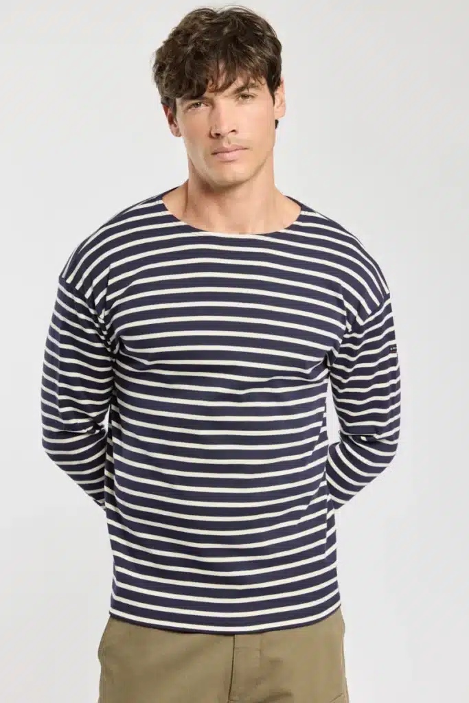 Le coton peigné à 260g/m² de cette marinière pèse nettement plus lourd en main qu'un t-shirt classique, ce qui explique pourquoi elle ne se déforme pas après plusieurs lavages.