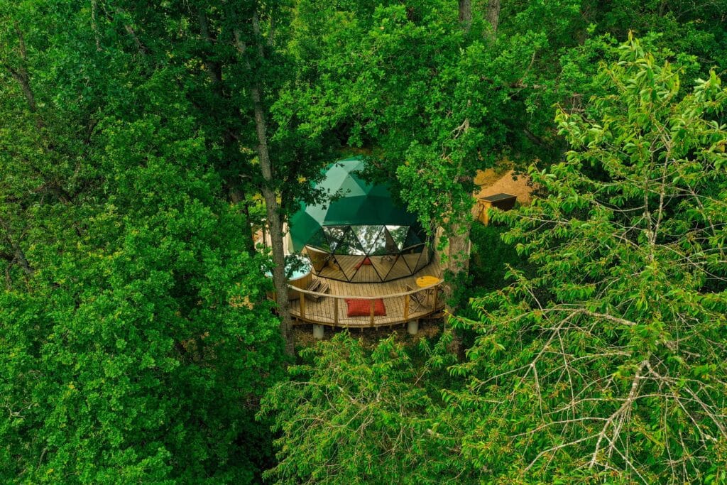 Dormir dans une bulle transparente au milieu d'une forêt change complètement le rapport au sommeil, entre le silence inhabituel et la vue directe sur le ciel dès le réveil.