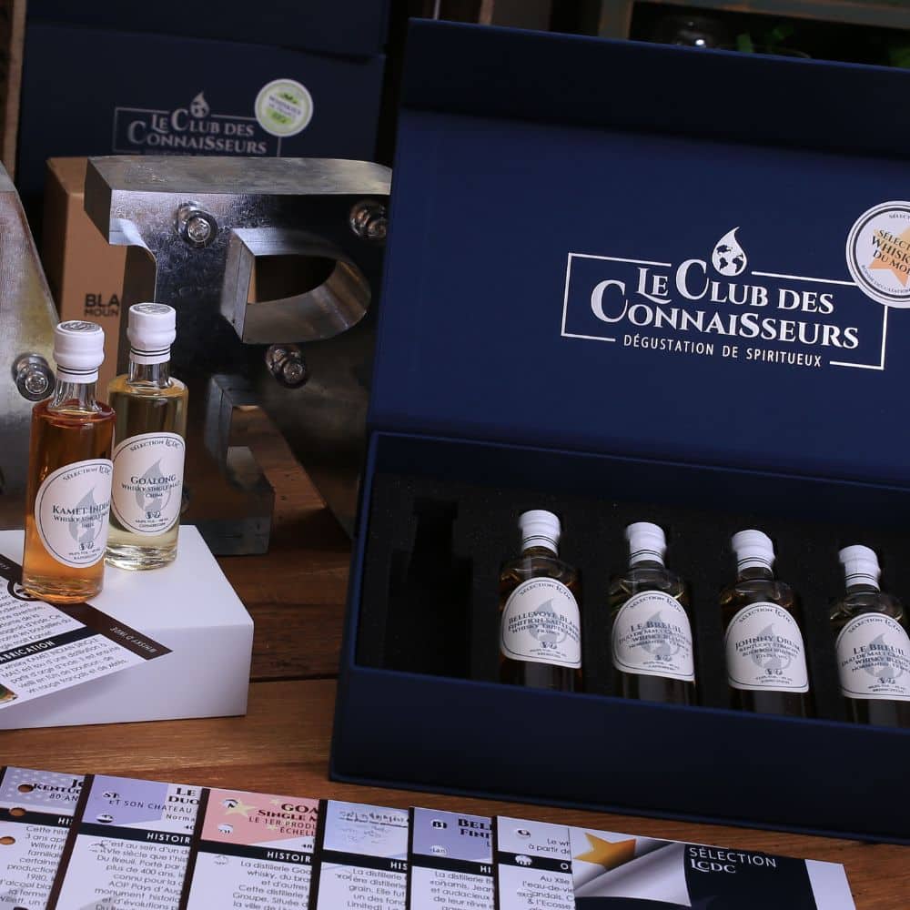 Un flacon de 40 ml d'Amrut indien côtoie un whisky breton à base de blé noir dans ce coffret, deux univers qui n'ont rien en commun et que la fiche de dégustation permet de comparer sans se perdre.