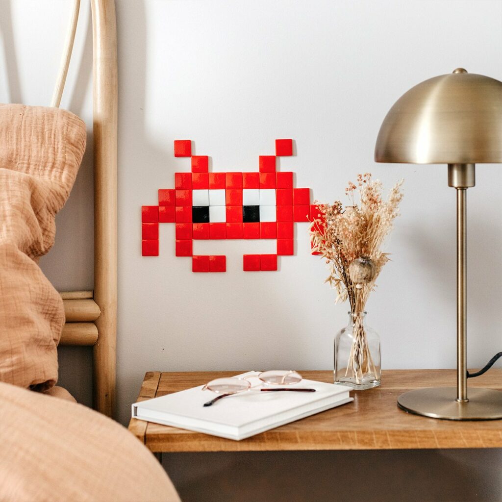 Idée cadeau anniversaire DIY pour sa femme, sa sœur ou son amie créative : kit mosaïque pop Les Raffineurs avec tesselles colorées, colle et support, posé sur une table artisanale avec une création en cours, ambiance lumineuse et joyeuse, mettant en valeur l’esprit fait main et la créativité haute en couleur.