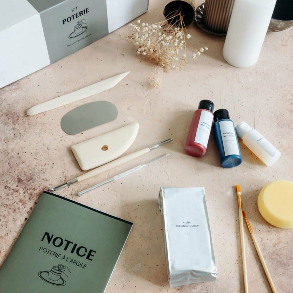 Un peu de terre, un peu de peinture et beaucoup d’imagination : ce kit réunit tout ce qu’il faut pour modeler ses propres créations en argile puis les décorer. On façonne un bol ou une petite coupelle, on laisse sécher, puis on sort les pinceaux pour donner couleurs et personnalité à l’objet. Offrir ce coffret pour un anniversaire, c’est offrir un moment créatif et apaisant, parfait pour une épouse curieuse, une amie qui aime bricoler ou une sœur toujours partante pour tester un nouveau DIY.