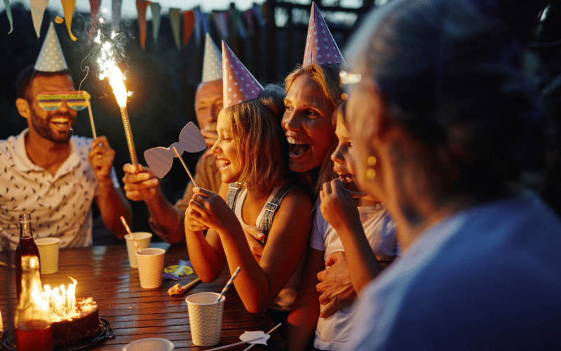 un anniversaire moderne autour d'une table avec un enfant qui reçoit des cadeaux