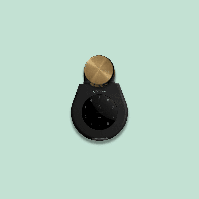 Un petit coffre high-tech posé dans une entrée, design minimaliste, accessible via smartphone, parfait pour un ado distrait qui souhaite sécuriser ses clés ou petits objets tout en adoptant une solution autonome et intelligente.