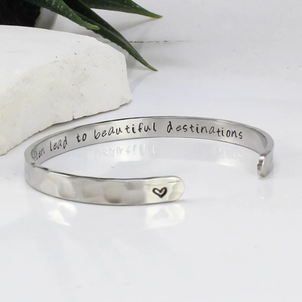 Un bracelet fin en argent, une bague délicate ou un collier discret avec un petit symbole, portés par une adolescente souriante, illustrant une manière subtile mais affirmée de s’exprimer à travers des accessoires personnels et tendance.