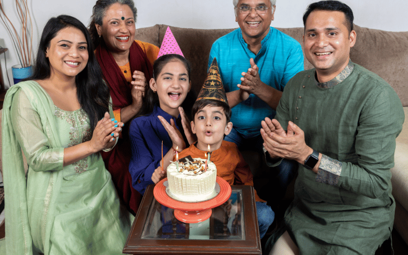 des personnes fêtent un anniversaire symbolique