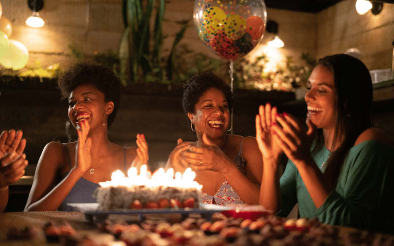 un père, une mère et des enfants autour d'un cadeau d'anniversaire