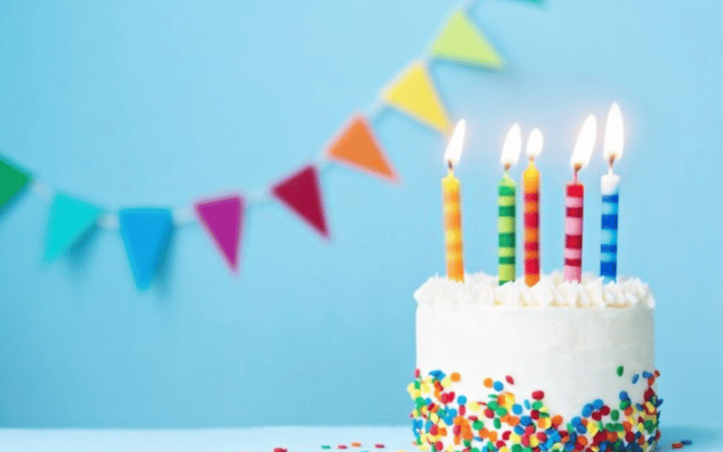 un beau gâteau d'anniversaire offert sur les conseils de mère