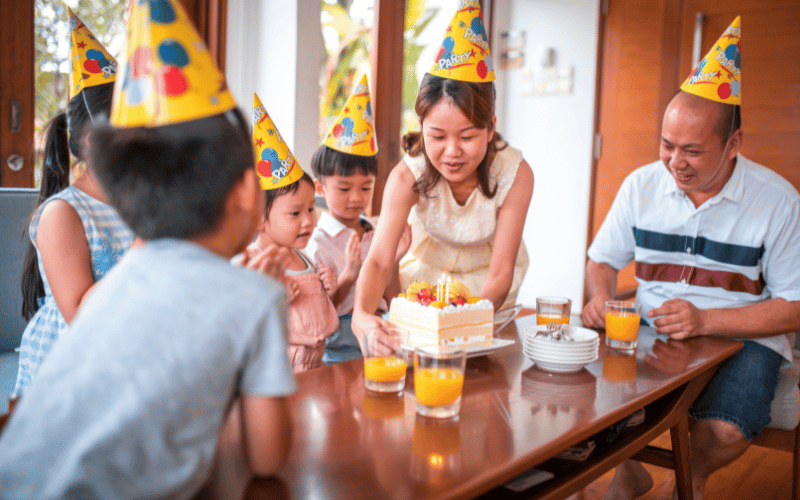 des gens autour d'une table qui subissent l'impact psychologique d'un cadeau d'anniversaire