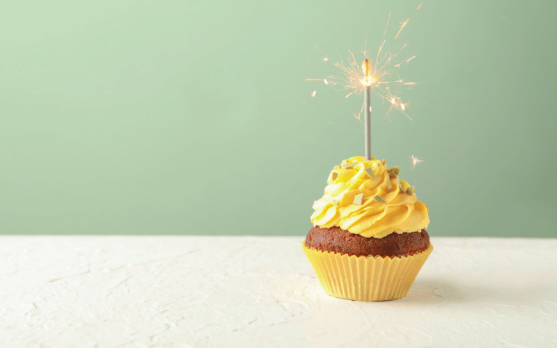 Une bougie allumée pour un anniversaire