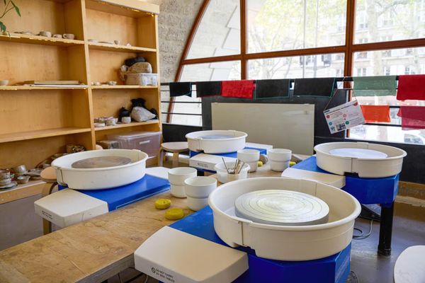 Image d'un atelier Wecandoo où un adolescent modèle de l'argile, pour illustrer le cadeau expérience avec un artisan
