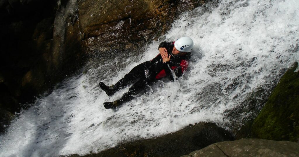 Photo de canyoning dans l'Aérocanyon de la Besorgues en Ardèche, activité Manawa pour illustrer un anniversaire d'ado