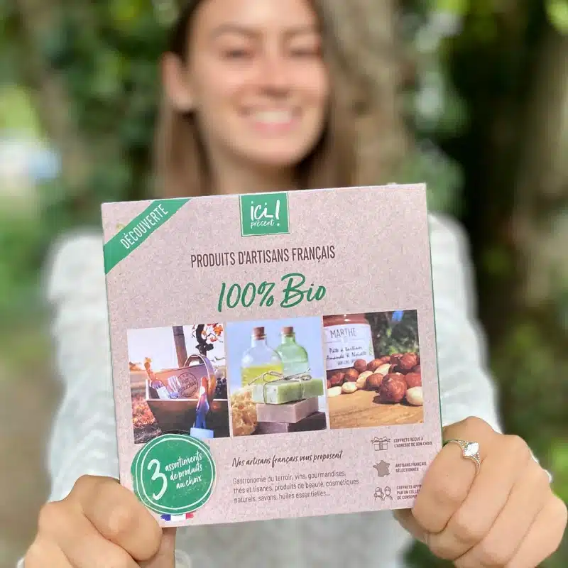 Coffret Ici Présent ouvert avec une sélection de créations d'artisans, pour illustrer un cadeau au choix de l'ado
