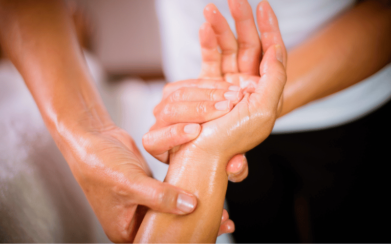 une femme qui reçoit une expérience anti stress et relaxante comme un massage pour son anniversaire