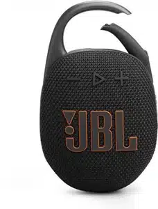 Visuel de l'enceinte Bluetooth JBL Clip 5 noire avec son mousqueton, pour illustrer un cadeau musical d'adolescent