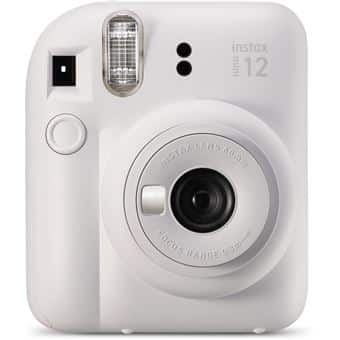 Photo de l'appareil photo instantané Fujifilm Instax Mini 12 en rose pour illustrer une idée cadeau d'anniversaire ado