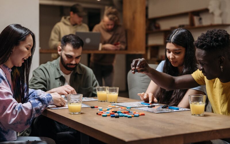 Des gens qui joue à un jeu de société pendant une soirée d'anniversaire