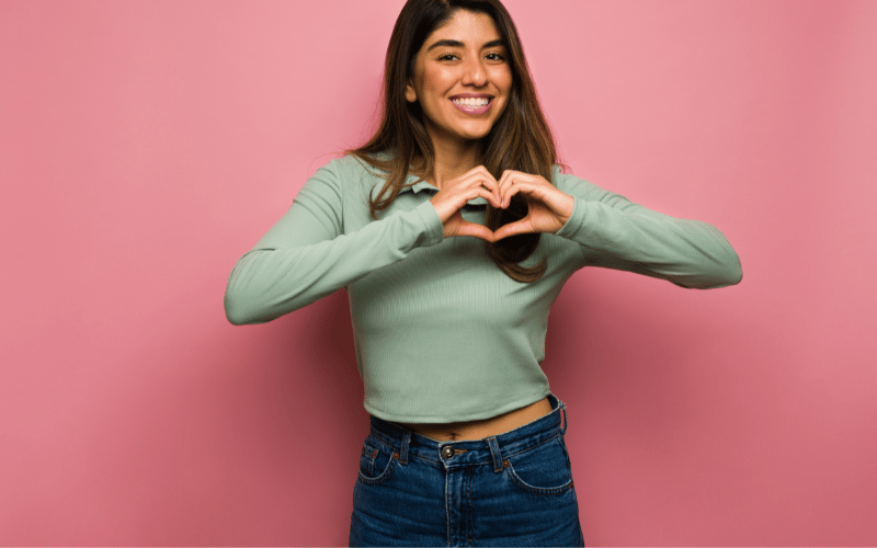 Mon amoureuse heureuse après avoir soufflé ses bougies