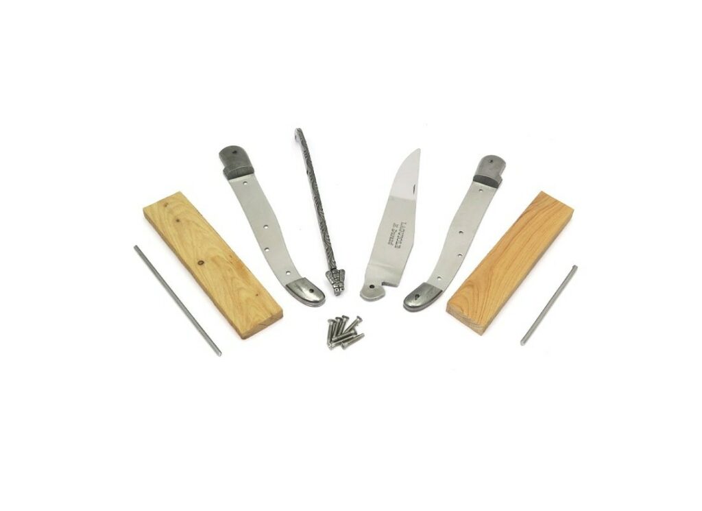 Le mien vient avec un kit pour l'assembler soi-même, rivets et ressort compris. J'ai mis vingt minutes la première fois, en suivant une notice illustrée, et le couteau tranche toujours aussi net trois ans plus tard.