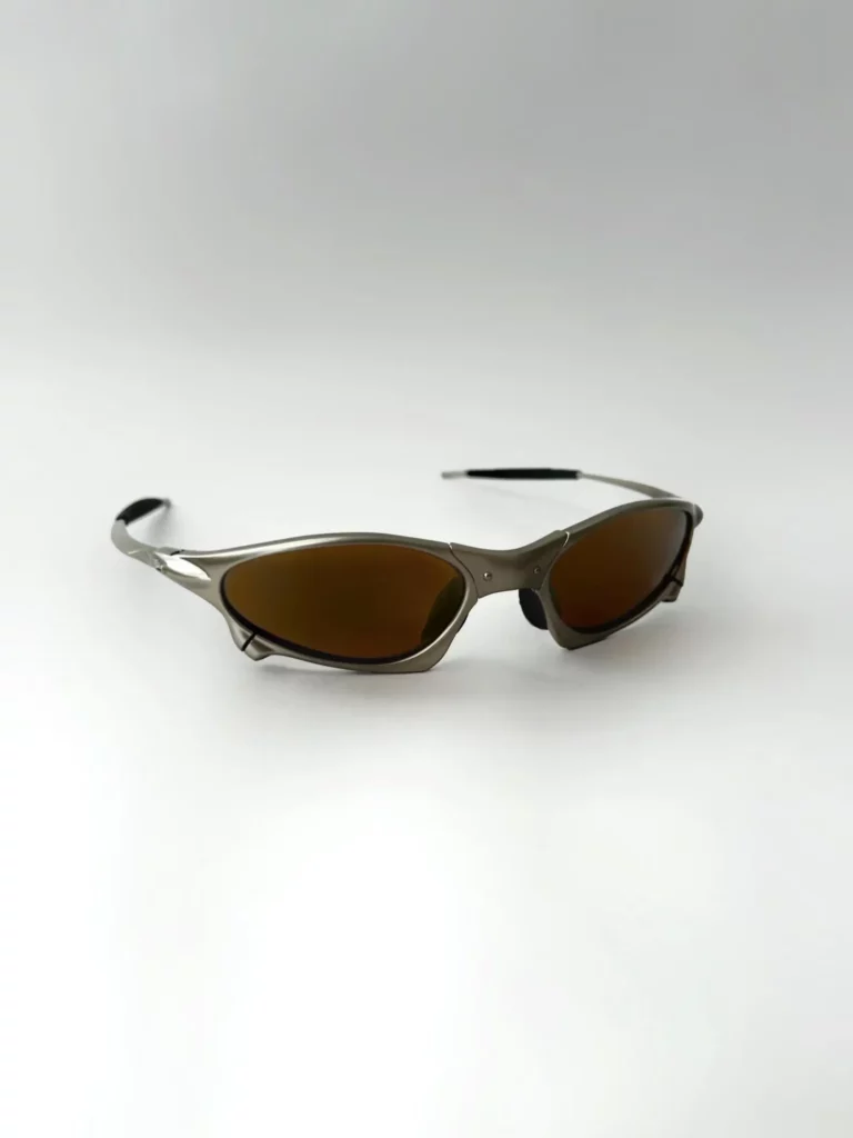 Une paire de lunettes de soleil aux verres teintés, posée sur un livre ou portée lors d’une sortie, apportant à la fois protection, style et confiance à l’ado qui soigne son image avec une touche de cool assumé.