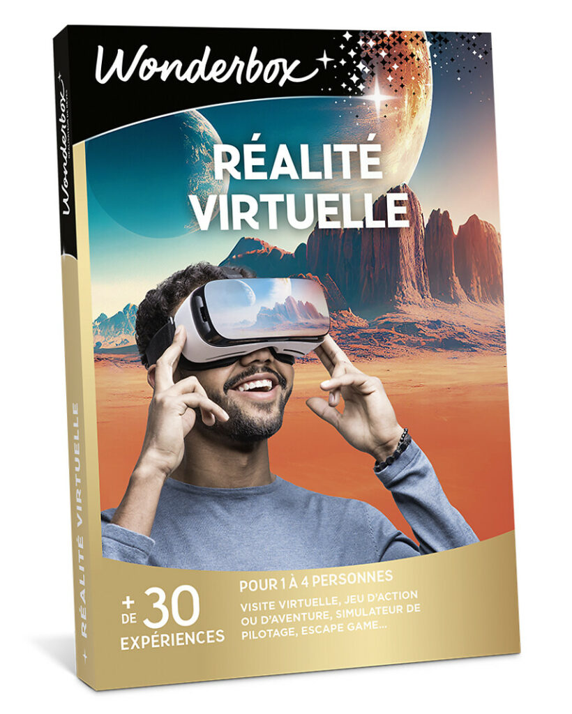 Un ado équipé d’un casque VR, bras tendus, totalement immergé dans un monde virtuel, devant un écran diffusant une scène futuriste ou un jeu interactif : un moment de déconnexion totale dans un univers parallèle plein de sensations fortes.