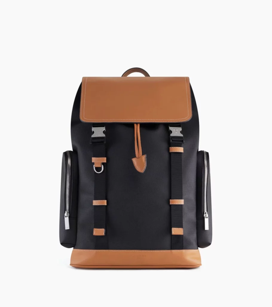 Un sac à dos moderne et élégant posé sur une chaise de chambre, avec des poches bien organisées, un compartiment pour ordinateur et des finitions soignées, incarnant à la fois le style, la fonctionnalité et l’autonomie des ados dans leur quotidien scolaire ou urbain.
