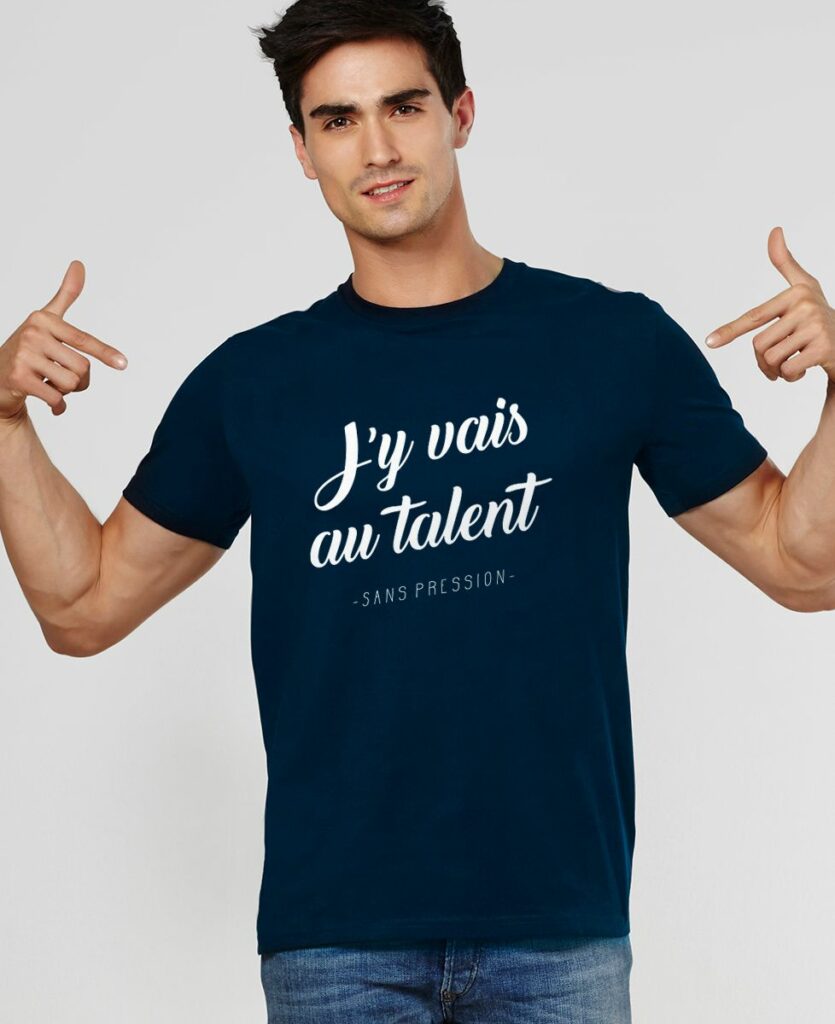 Un ado en sweat oversize à message ou en t-shirt graphique, riant entre amis dans une cour de lycée, symbole d’une mode libre, d’un style revendiqué et d’un besoin d’exister à travers ce qu’il ou elle porte au quotidien.