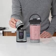 Photographie du blender portable Ninja Blast, un mixeur sans fil de 18 oz (environ 530 ml) idéal pour préparer des smoothies, shakes protéinés et boissons glacées en déplacement. Doté de lames en acier inoxydable et d'une batterie rechargeable via USB-C, il offre une solution pratique pour une alimentation saine en déplacement. Son design compact et élégant le rend facile à transporter et à utiliser au quotidien.