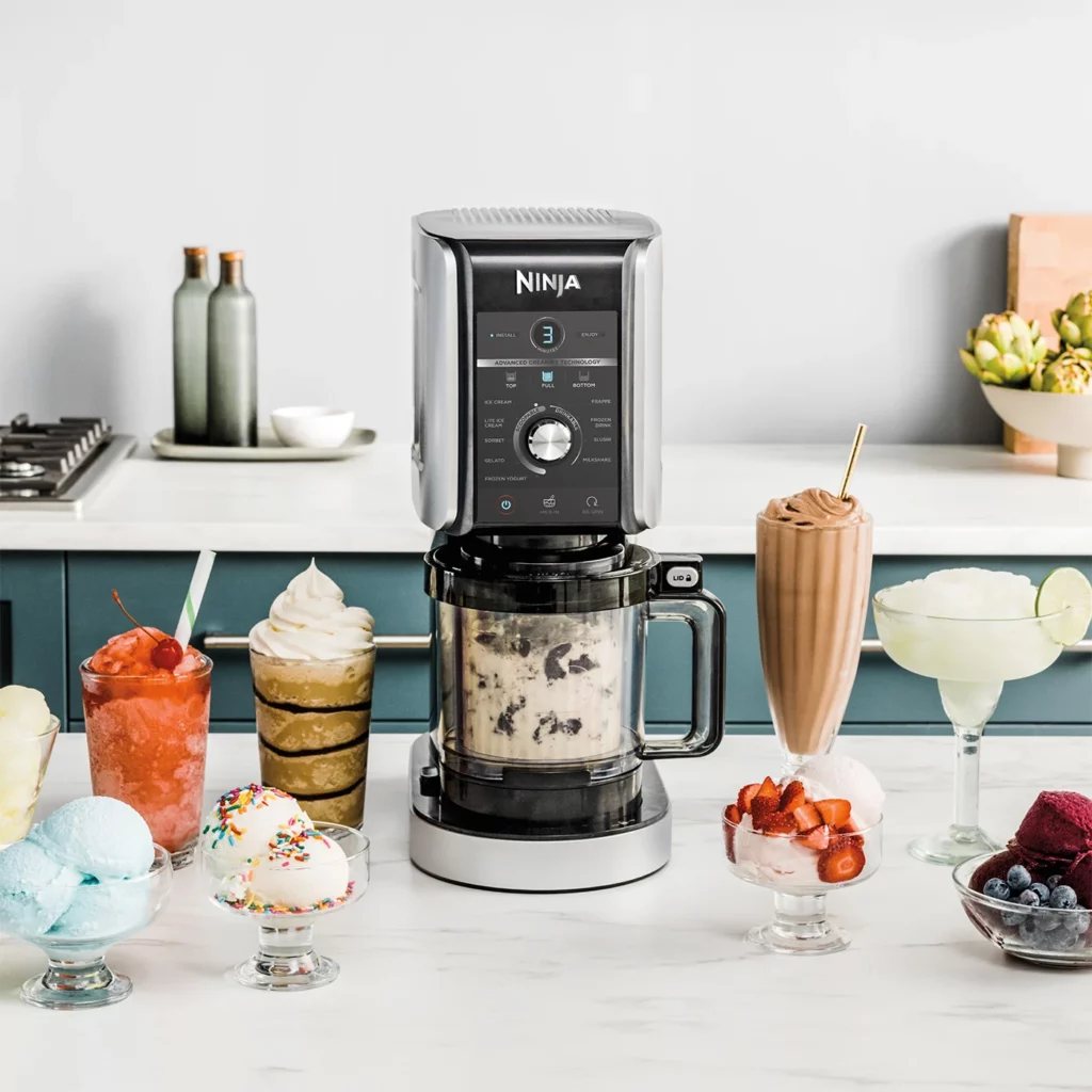 Image de la sorbetière Ninja CREAMi deluxe, montrant son design compact et élégant, capable de transformer des préparations congelées en crèmes glacées, sorbets, milkshakes ou smoothie bowls onctueux, avec sept programmes automatiques pour une personnalisation selon les envies.