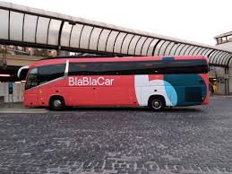 Un véhicule BlaBlaCar Bus à l’arrêt dans une gare routière, illustrant l’offre plus calme et confortable de cette alternative au réseau FlixBus