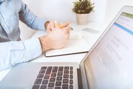 Visuel d’un entrepreneur utilisant Legalstart pour créer facilement son entreprise, avec une interface claire permettant de générer automatiquement des statuts personnalisés, de remplir les formulaires requis, et d’envoyer les documents au Greffe et au Guichet Unique. L’image met en avant la rapidité, la simplicité et le gain de temps qu’offre Legalstart pour les formalités juridiques.